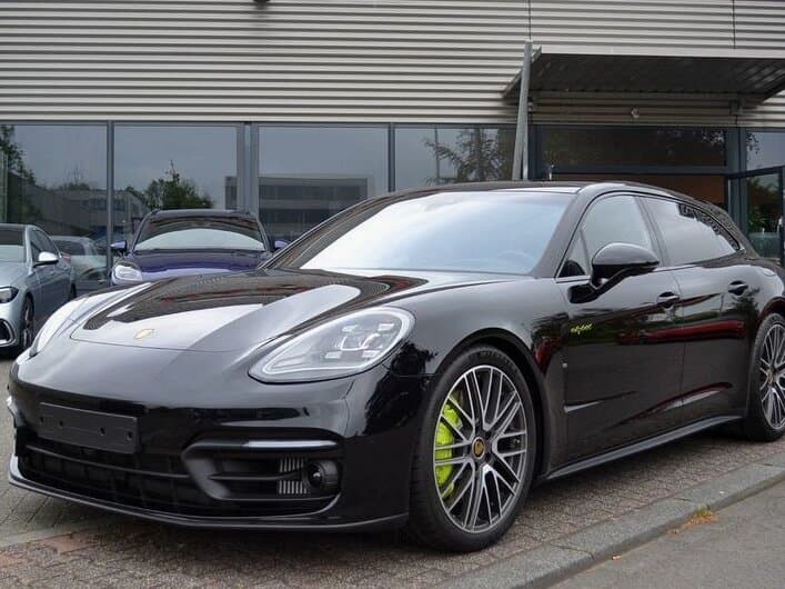 Porsche Panamera у дилерского центра